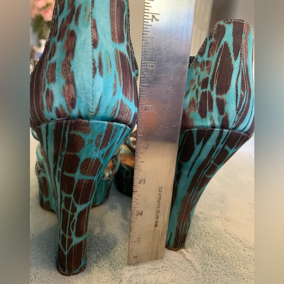 Christian Siriano Wedge Platforms - Picture 7 of 9